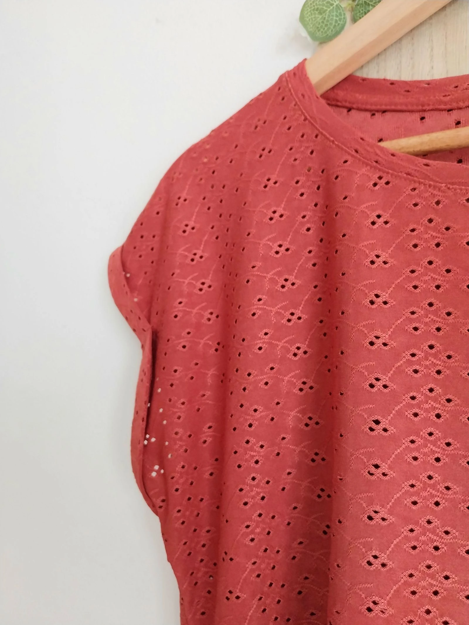 Top fluido de frambuesa con efecto bordado inglés Etam Talla 40 – photo 4
